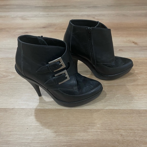 Jeffrey Campbell black leather booties with fur detail, size 7 - Picture 6 of 7